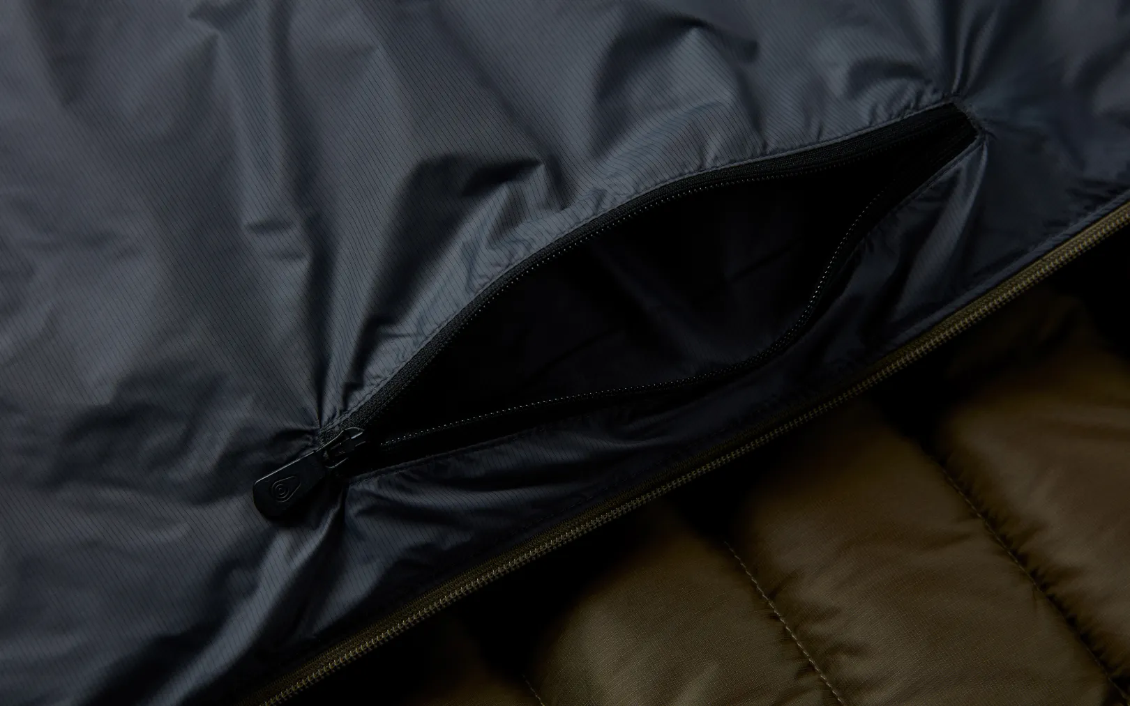 spray_down_jacket_5-2.webp SPRAY DOWN JACKET